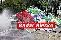 K bouřkám se v Česku přidá extrémní vichr. Lijáky zvednou hladiny řek, sledujte radar Blesku