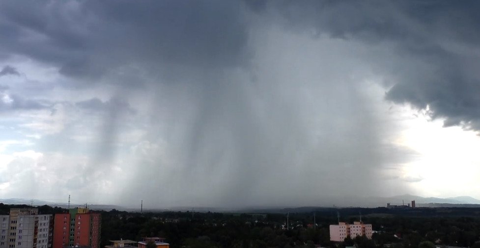 Takhle se bouřka prohnala v Karviné. (14. 8. 2020)