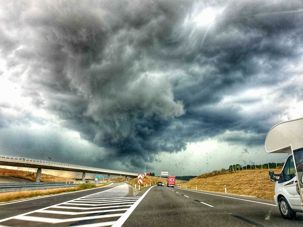 Takhle se bouřka řítila na Olomouc. (14.8.2020)