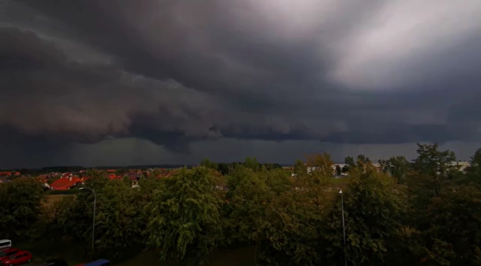 Takhle vypadaly mraky na východ od Prahy (14. 8. 2020).