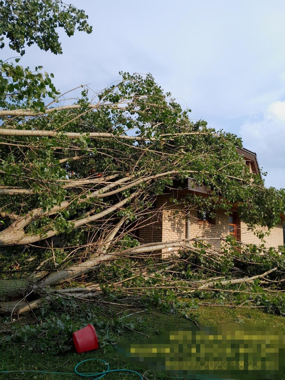 V Zahořanech u Prahy spadlo při bouřce několik topolů na dům (10.7.2023)