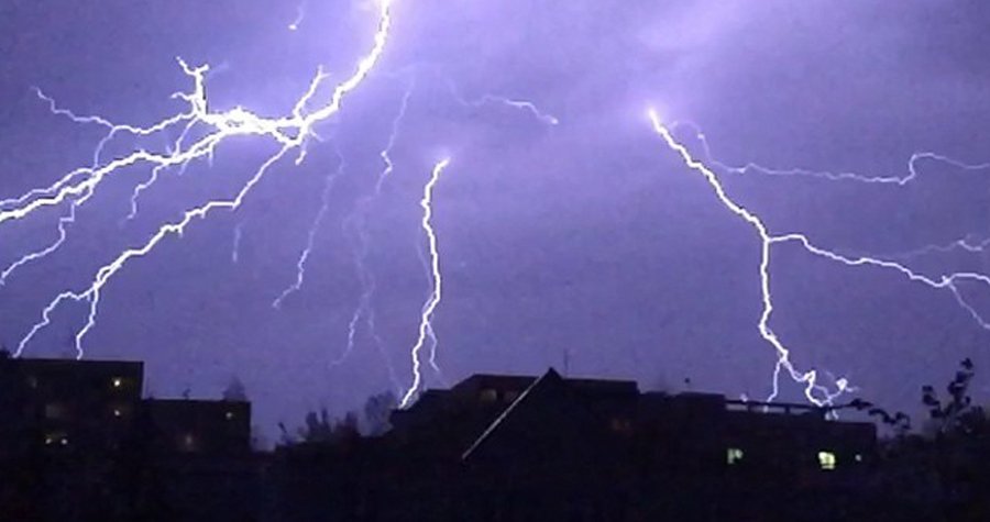 Východ Česka si v pátek odpoledne „užije“ silné bouřky s kroupami