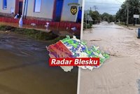 Bouřky řádily v Česku: Ulicí valící se řeka, evakuace kempu, odnesené střechy. Sledujte radar Blesku