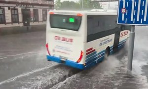 Bouřky a lijáky na jihu Čech: Voda zaplavila silnici v Českých Budějovicích