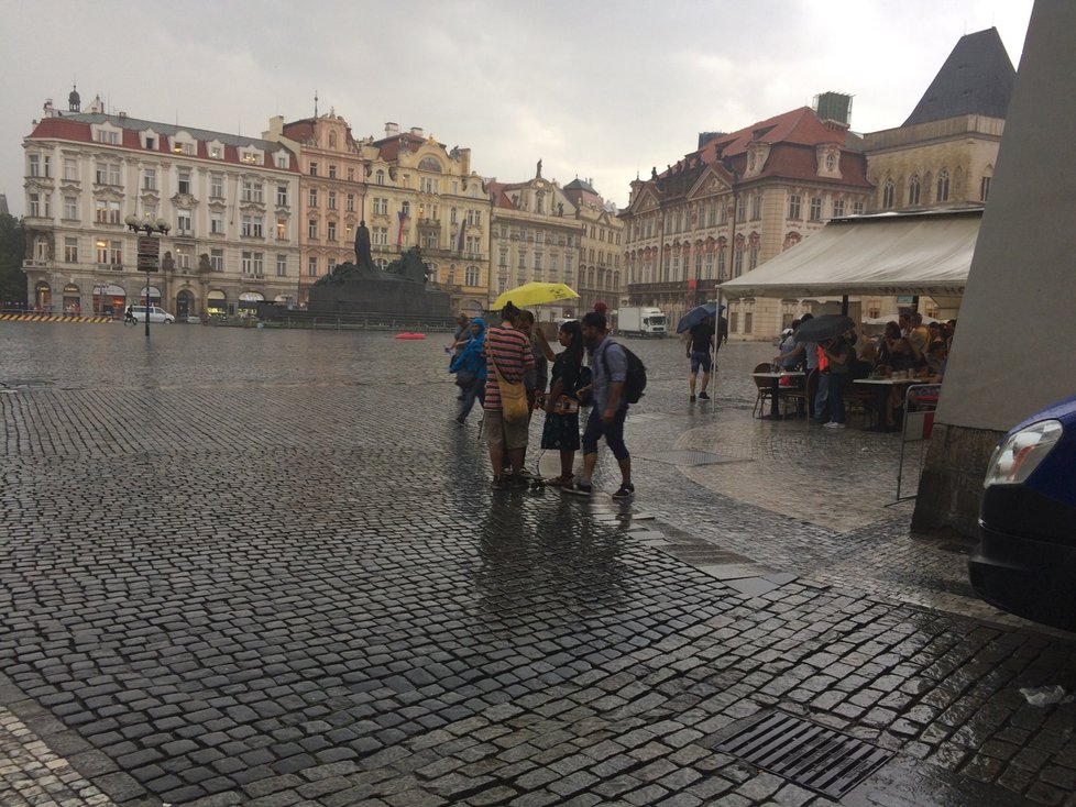 Bouřka na Staroměstském náměstí v Praze (1.6. 2018)