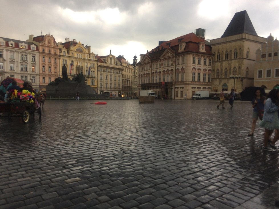 V sobotu večer a v noci na neděli mohou Čechy zasáhnout silné bouřky s nárazy větru až 70 kilometrů za hodinu a kroupami. (ilustrační foto)