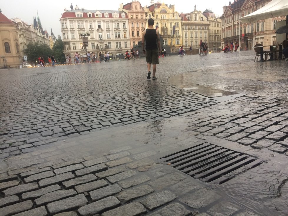 Bouřka na Staroměstském náměstí v Praze (1. 6. 2018).