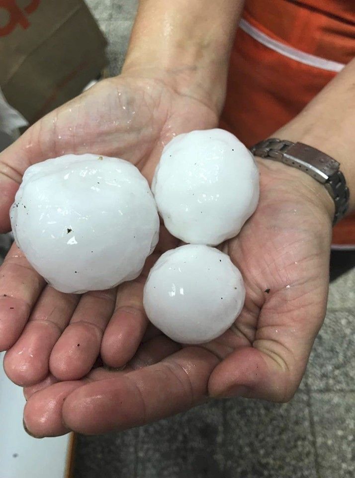 Extrémní kroupy, které napadaly v obci Rosovice na jihu Středočeského kraje. (1. 7. 2019)