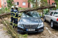 Kroupy jako pingpongové míčky, evakuace dětí z tábora, zničená auta. Bouřky řádí v Evropě