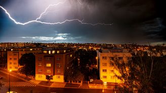 Extrémně silné bouřky zasáhly Česko. Mohlo jít o tornádo, tisíce lidí jsou bez proudu Extrémně silné bouřky zasáhly Česko. Mohlo jít o tornádo, tisíce lidí jsou bez proudu