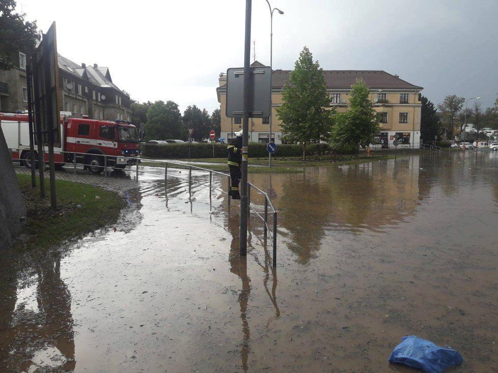 Středočeští hasiči po bouřce odčerpávali sklepy, odklízeli stromy a zasahovali i u &#34;jezer&#34; vzniklých na komunikacích (1.9.2019)