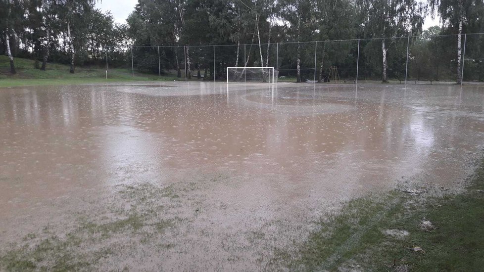 Středočeští hasiči po bouřce odčerpávali sklepy, odklízeli stromy a zasahovali i u &#34;jezer&#34; vzniklých na komunikacích (1.9.2019)