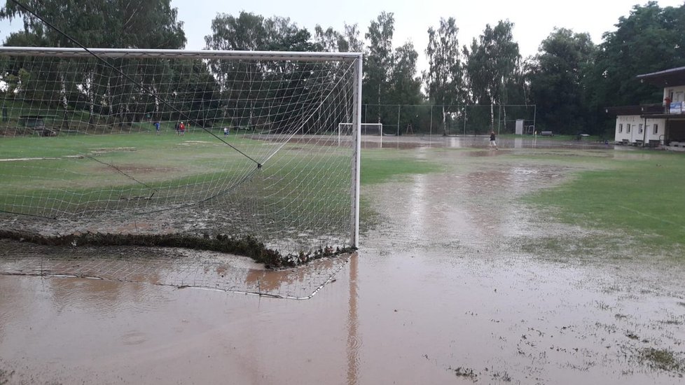 Středočeští hasiči po bouřce odčerpávali sklepy, odklízeli stromy a zasahovali i u &#34;jezer&#34; vzniklých na komunikacích (1.9.2019)