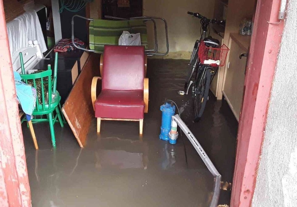 Bouřky se prohnaly Olomouckem, hasiči měli práci se zatopenými sklepy i popadanými stromy (6. 8. 2019)