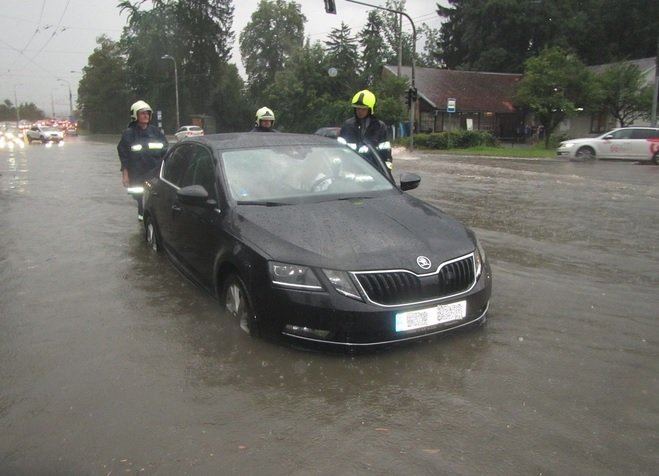 Bouřka doprovázená přívalovým deštěm zatopila vozovky, obchody i sklepy ve Zlínském kraji (26. 7. 2019)