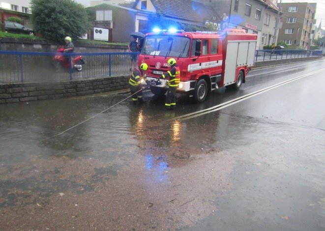 Bouřka doprovázená přívalovým deštěm zatopila vozovky, obchody i sklepy ve Zlínském kraji (26. 7. 2019)