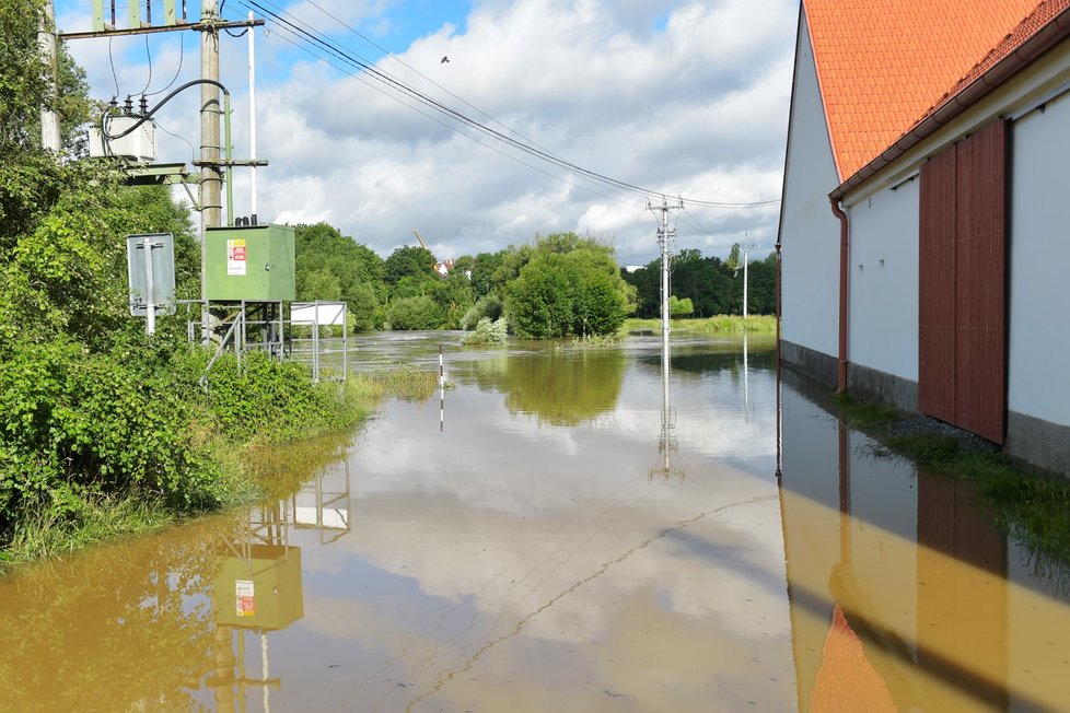 Bouřky a intenzivní déšť zvedly hladinu řeky Úslavy v plzeňské části Koterov.