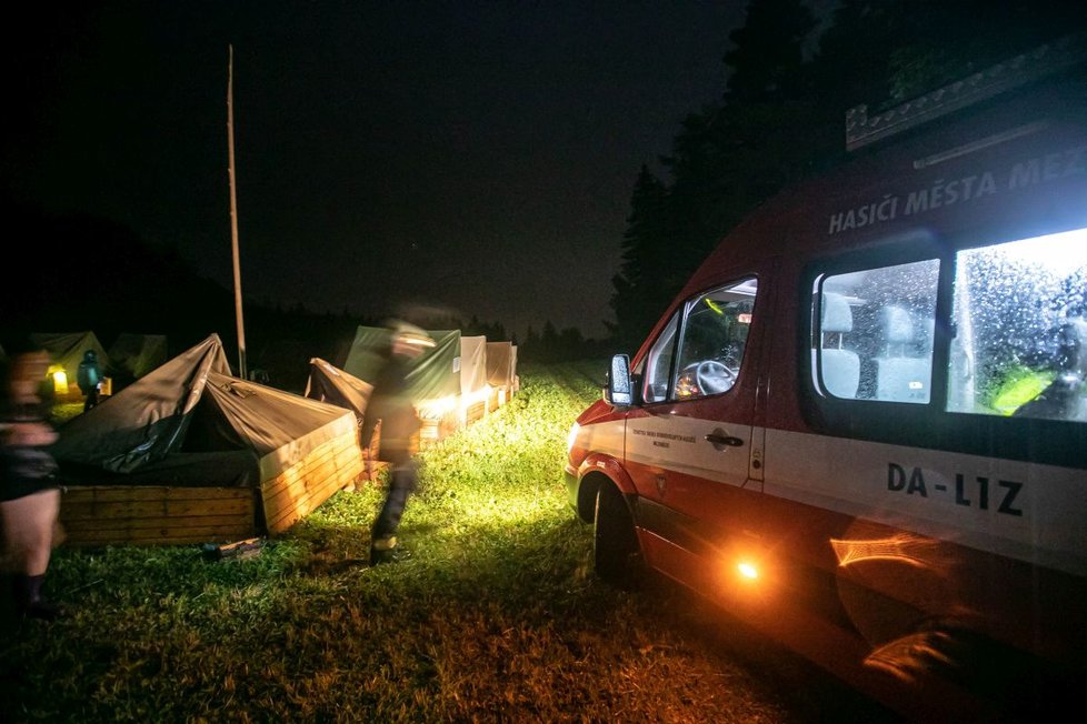 Evakuace dětí z tábora u Vernéřovic