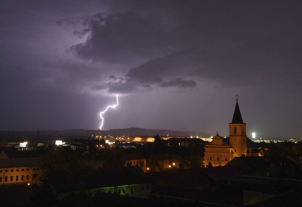 V pátek bude bouřit, po zbytek víkendu ale opět zavládne slunce