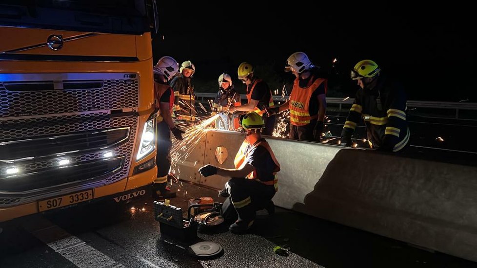 Hasiči odstraňují následky bouřky na dálnici D1 u Prahy (5.8.2022)