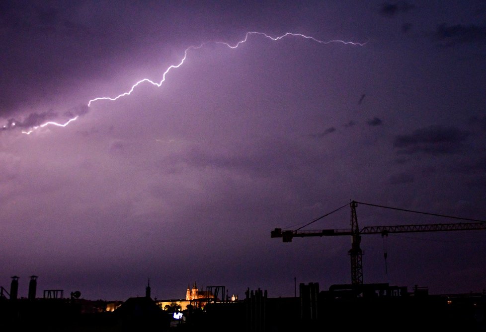 Bouřka se přehnala 13. července 2021 večer nad Prahou.