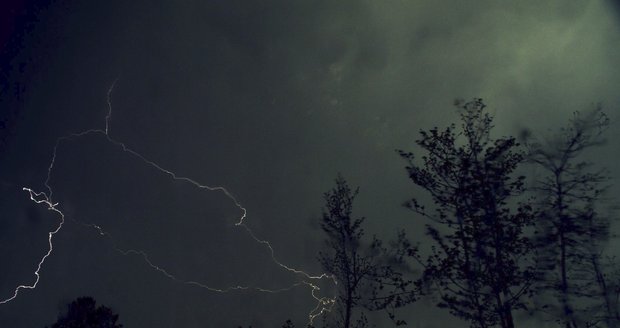 Fotografovi se podařilo zachytit pondělní bouřku ve své plné síle