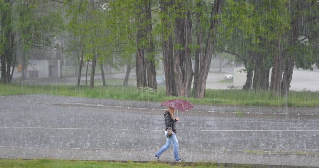 Na Strakonicku udeřila bouřka s kroupami a přivalovým deštěm