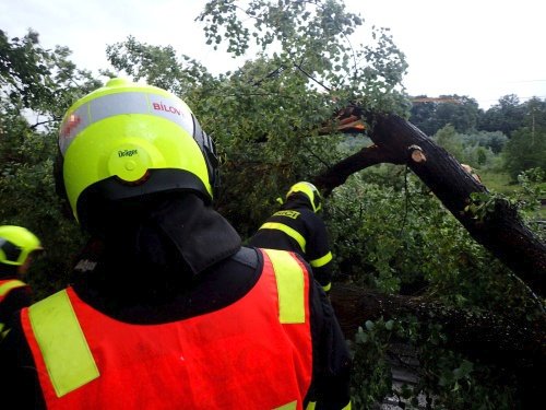 Hasiči se kvůli bouřce nezastavili. (archivní foto)