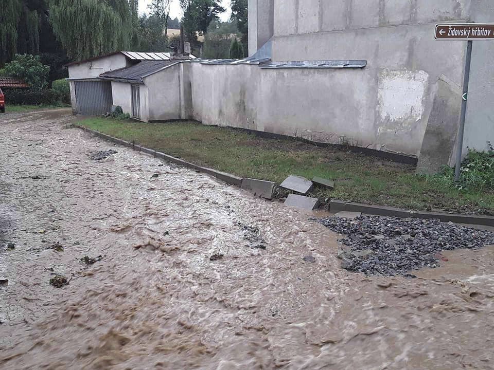 Na Vysočině měli hasiči plné ruce práce s odklízením škod, které napáchala bouřka