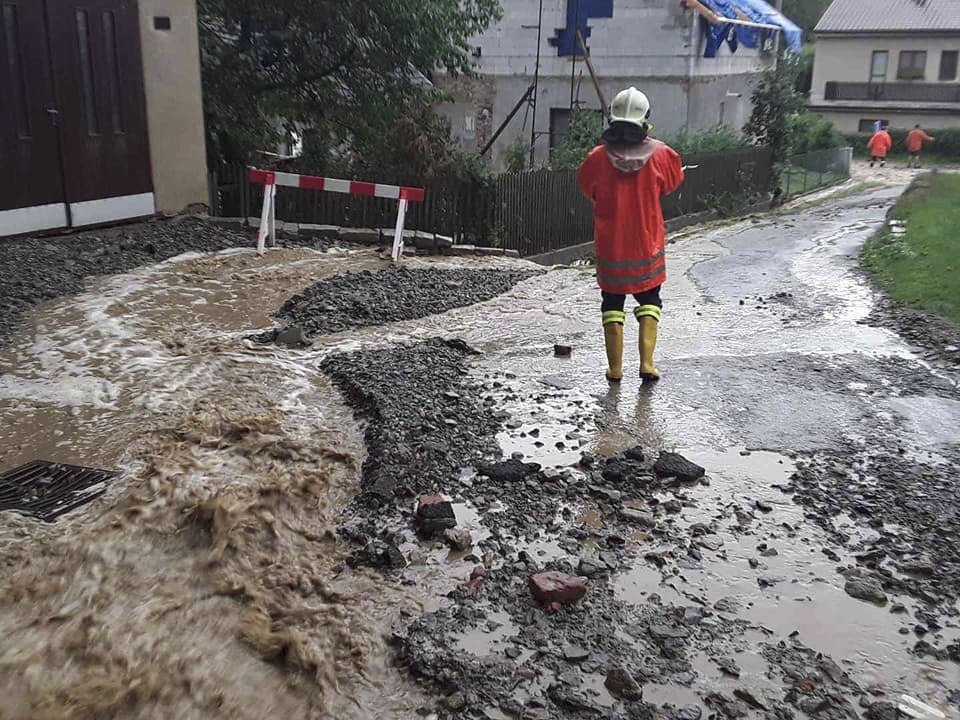 Na Vysočině měli hasiči plné práce s odklízením škod, které napáchala bouřka