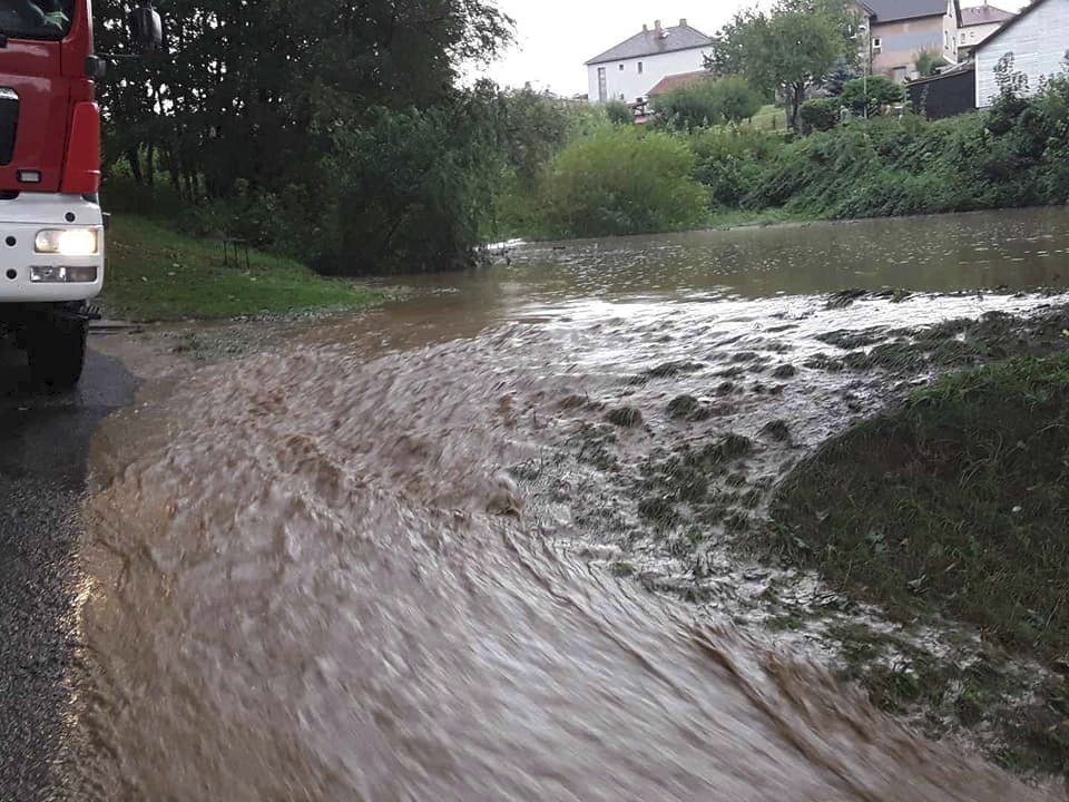 Na Vysočině měli hasiči plné práce s odklízením škod, které napáchala bouřka