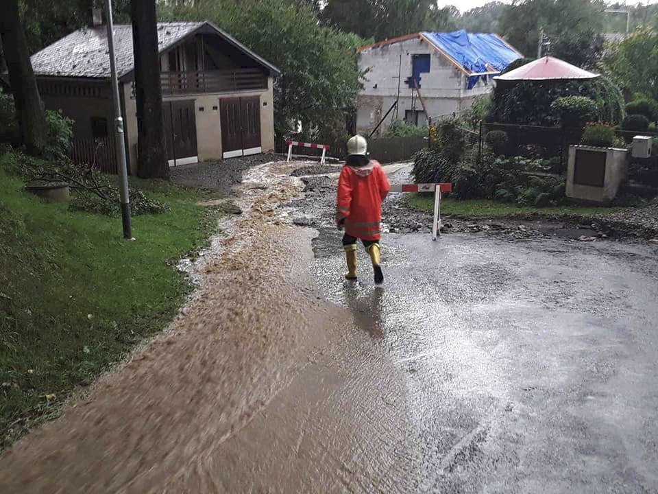 Na Vysočině měli hasiči plné práce s odklízením škod, které napáchala bouřka