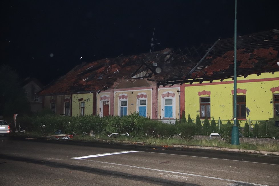 Desítky domů v Hodoníně mají zničenou střechu.