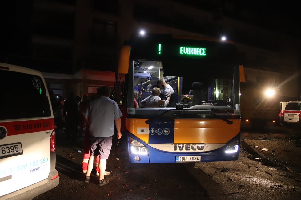 Hasiči a policisté museli evakuovat seniory z S-centra Hodonín. Budova má poničenou střechu.