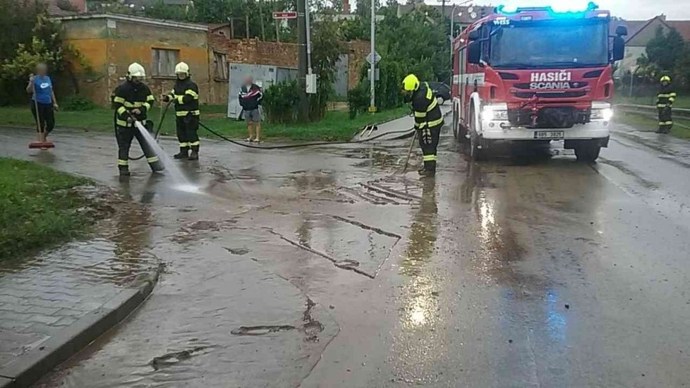 Jihomoravští hasiči měli 70 výjezdů kvůli bouřce.