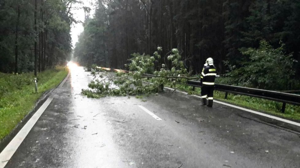 Takřka polovina všech výjezdů hasičů po páteční bouřce směřovala na Blanensko