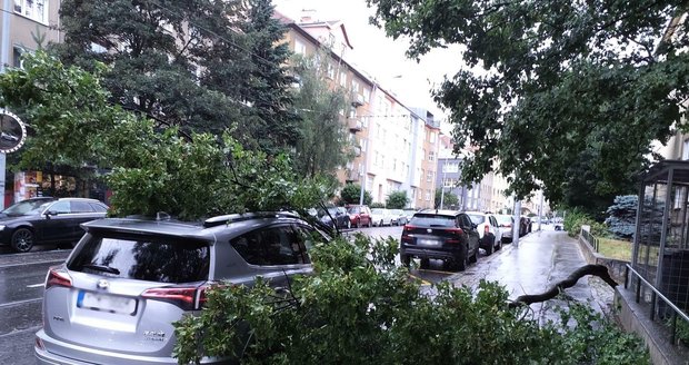 Středeční bouřka na jižní Moravě si vyžádala více než 150 výjezdů hasičů.