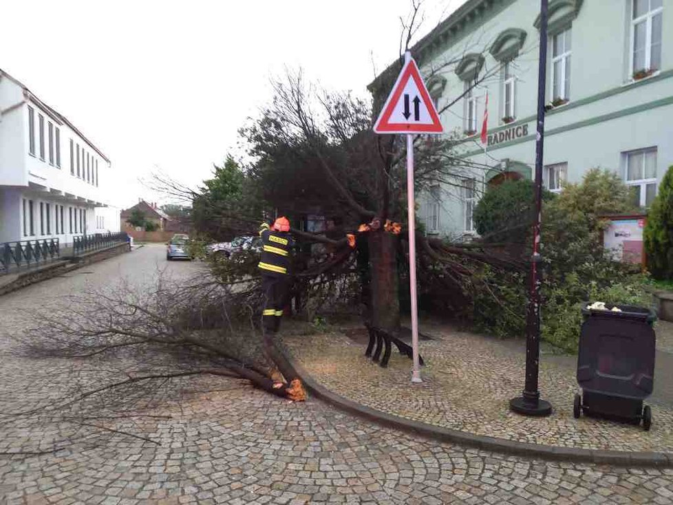 Středeční bouřka na jižní Moravě si vyžádala více než 150 výjezdů hasičů.