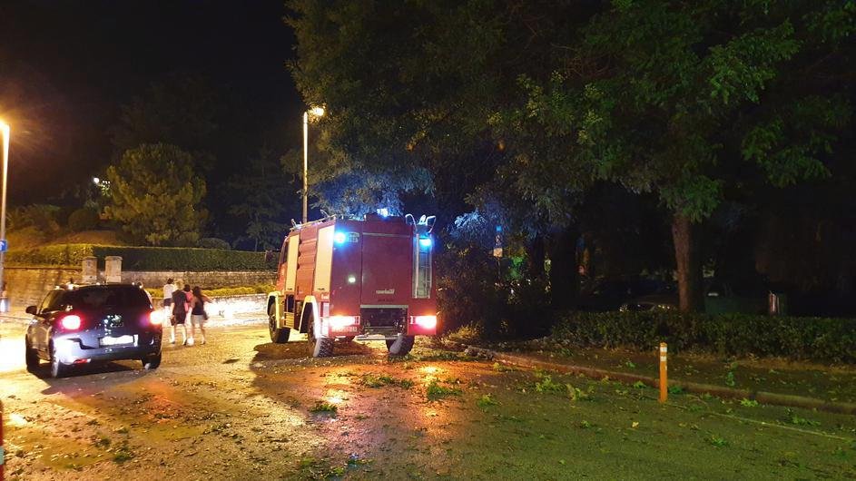 V Chorvatsku udeřily silné bouřky. Stromy a kroupy poškodily auta a budovy, záplavy ničily úrodu zemědělcům