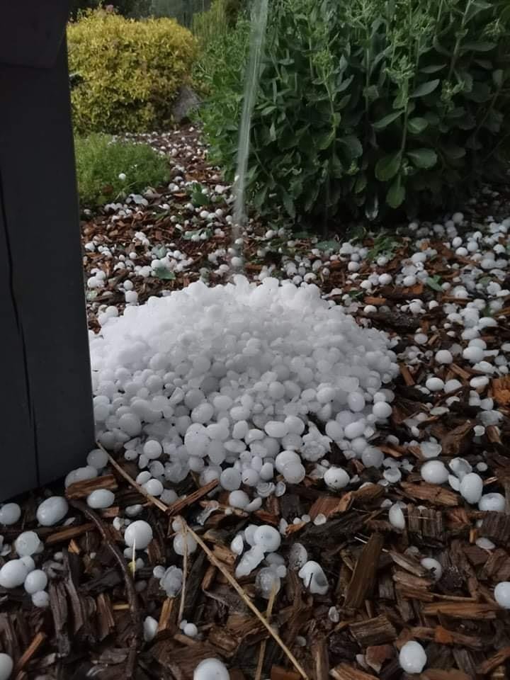 Na Česko se řítí bouřky, mají padat i kroupy.