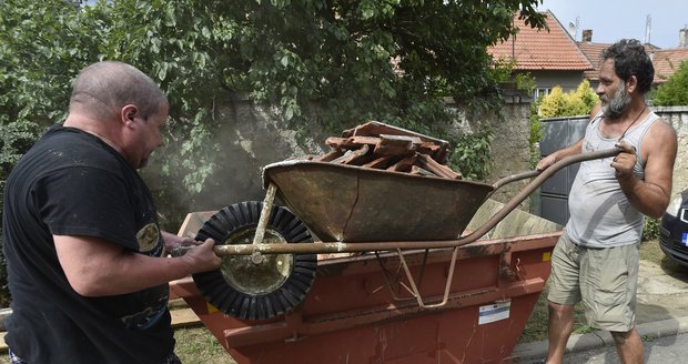 Bouřka ničila v Morkovicích na Kroměřížsku střechy.