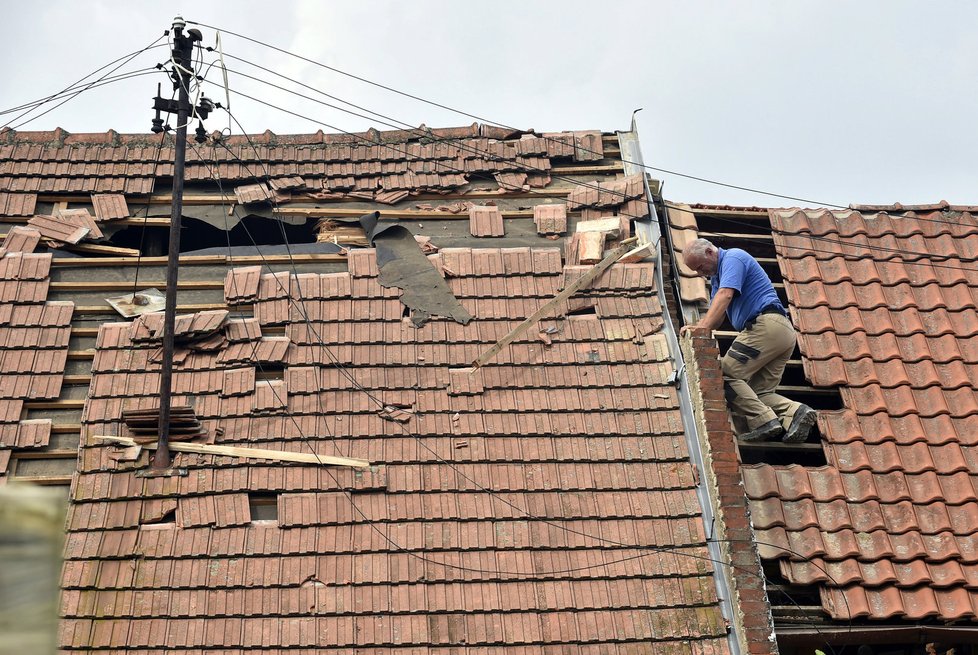 Bouřka ničila v Morkovicích na Kroměřížsku střechy.