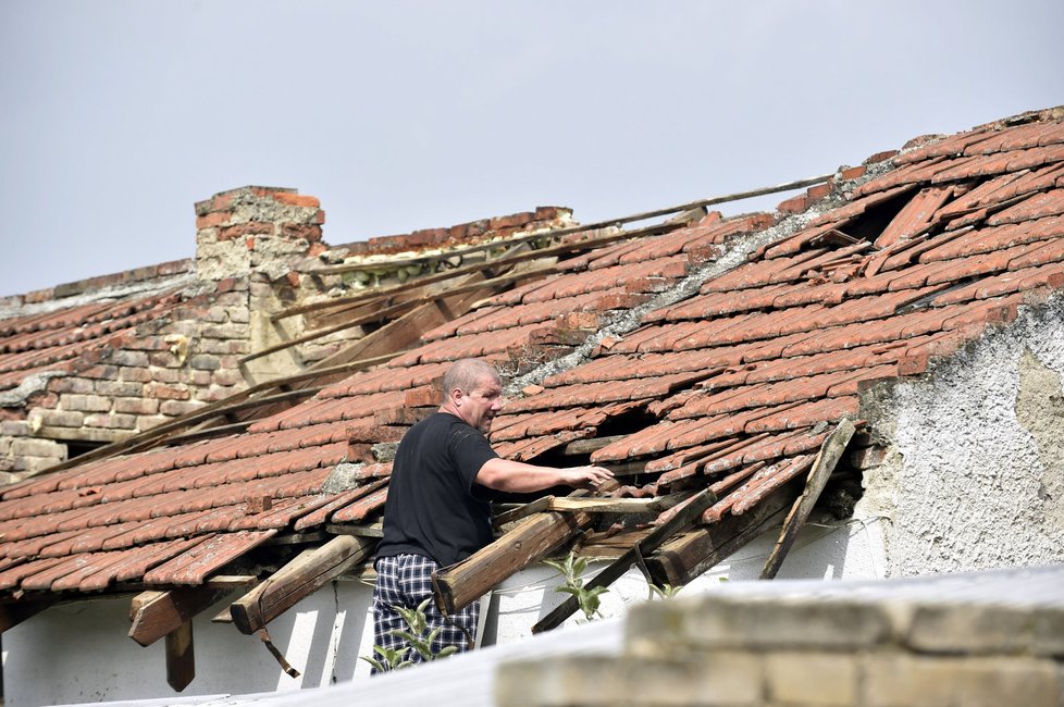 Bouřka ničila v Morkovicích na Kroměřížsku střechy.