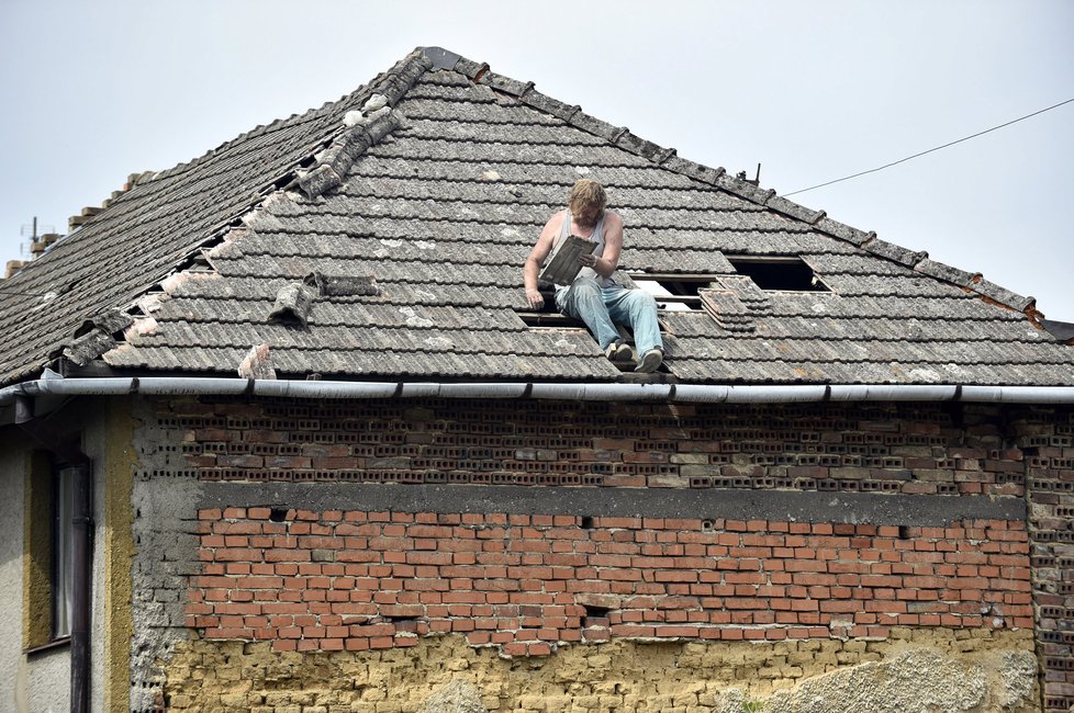 Bouřka ničila v Morkovicích na Kroměřížsku střechy.