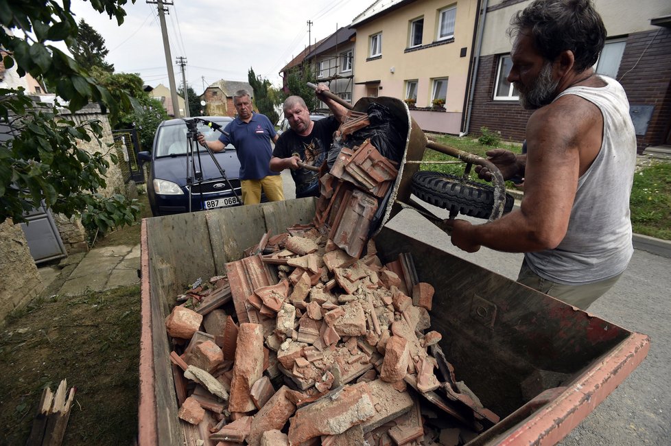 Bouřka v Morkovicích ničila lidem střechy, viděli prý i kulový blesk.