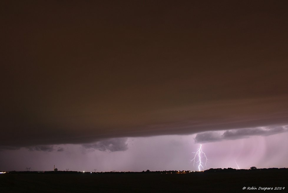 Blesk a shelf cloud na čele bouřkového systému nad Prahou (12. 8. 2019).