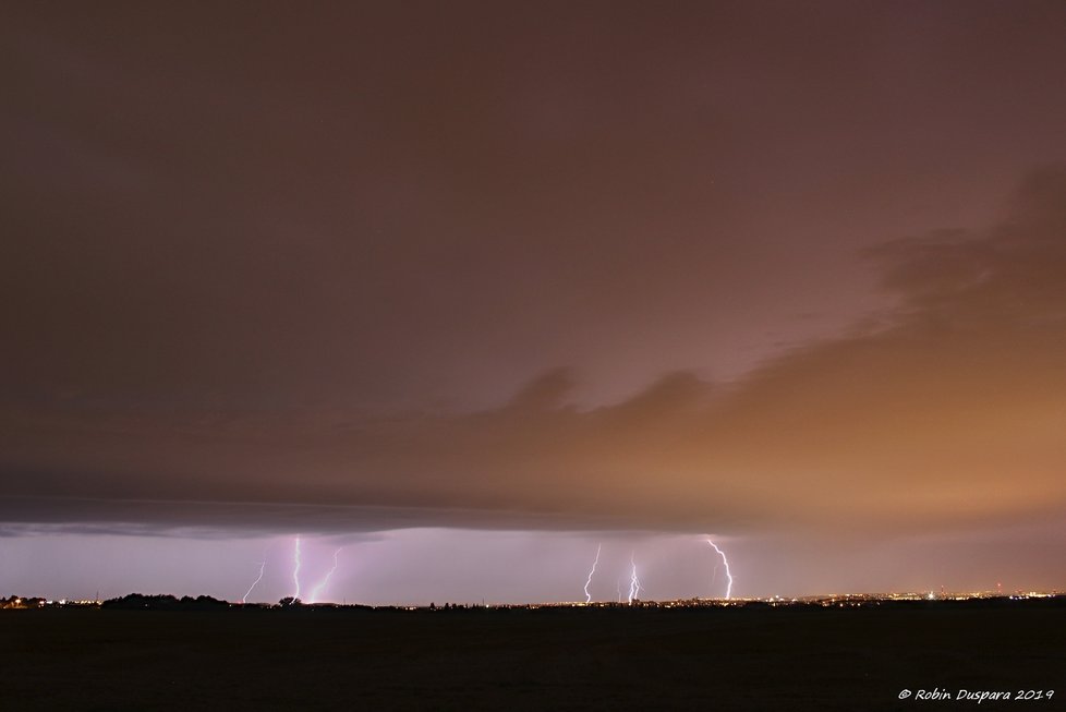 Blesky a shelf cloud na čele bouřkového systému před Prahou (12. 8. 2019).