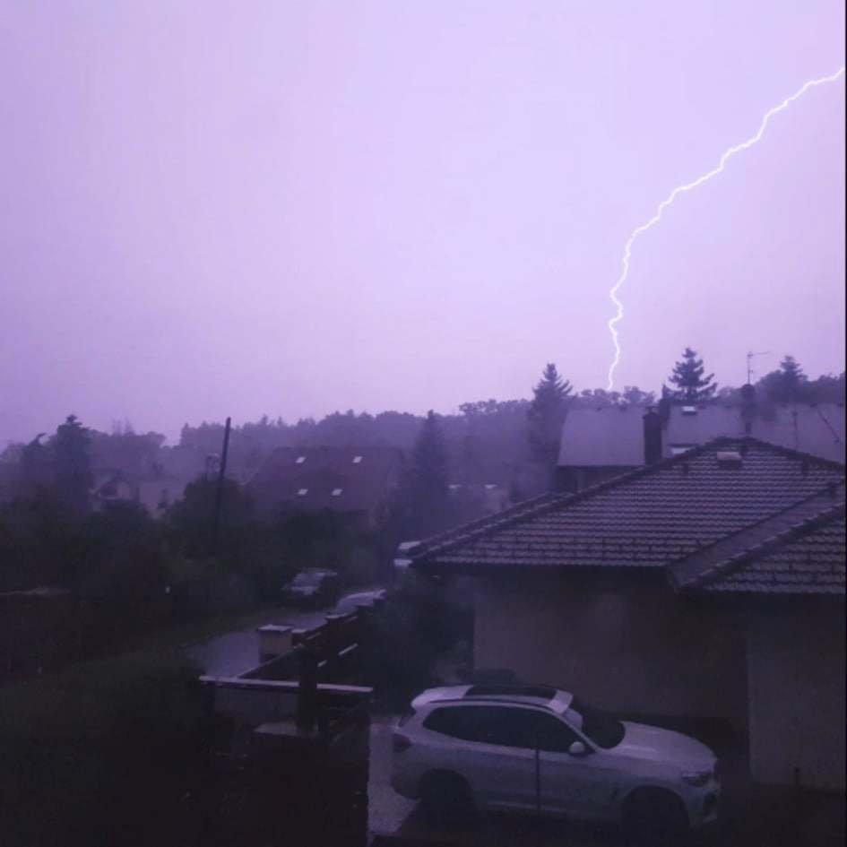 Nad Českem se prohnala bouřka doprovázená blesky (12. 8. 2019).