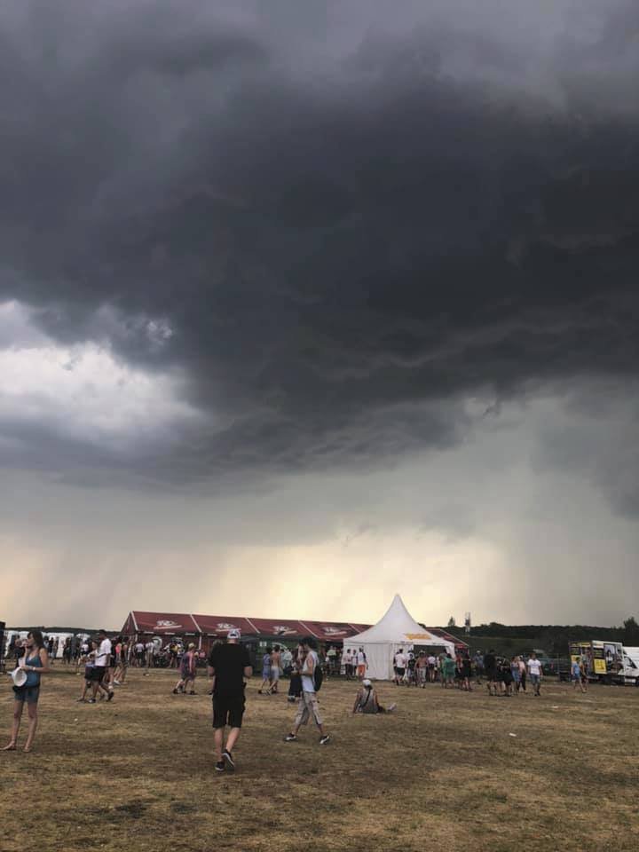 Bouřkový mrak nad areálem u Milovic, kde se koná hudební festival Votvírák 2019
