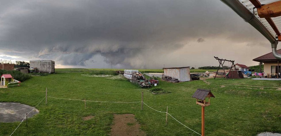 Obloha před bouřkou v Třeběticích u Dačic (6. 6. 2020)